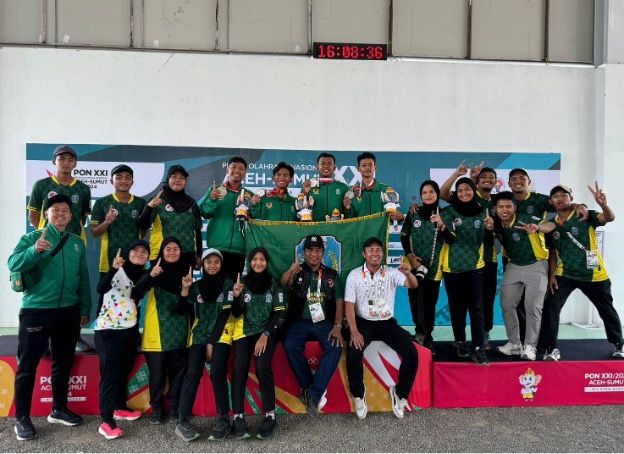 Rektor UNESA dan dekan FIKK bersama para atlet petanque UNESA untuk Kontingen Jawa Timur.