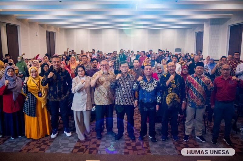 Seminar ini diharapkan menjadi motivation booster bagi civitas UNESA sehingga makin produktif mengajar, meneliti, dan mengabdi.