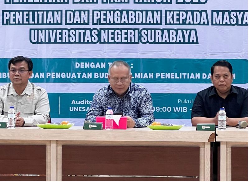 Ketua LPPM UPI (tengah), Wakil Rektor III Unesa (kanan), dan Ketua LPPM Unesa (kiri). 