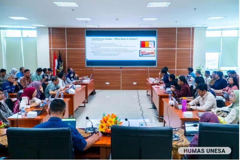 Unesa.ac.id. SURABAYA—Dalam upaya meningkatkan kualitas konferensi dan publikasi, Universitas Negeri Surabaya (Unesa) melalui Lembaga Penelitian dan Pengembangan Masyarakat (LPPM) menyelenggarakan Workshop Conference Management #1 2025 bekerja sama dengan IEEE Indonesia Section. Workshop tahunan yang diinisiasi Institute of Electrical and Electronics Engineers (IEEE) Indonesia Section ini digelar di Auditorium lantai 6, Rektorat Unesa, Kampus 2 Lidah Wetan, pada Sabtu, 22 Februari 2025. Kegiatan ini bertujuan untuk memberikan sosialisasi awal mengenai berbagai aspek penyelenggaraan konferensi, termasuk pembaruan terbaru dari IEEE, prosedur aplikasi dan persetujuan konferensi, standar konferensi IEEE, serta strategi untuk meningkatkan kualitas konferensi. IEEE sendiri merupakan penerbit di bidang sains dan teknologi, yang mencakup disiplin ilmu seperti teknik listrik, elektronik, ilmu komputer, fisika, matematika terapan, dan bidang terkait lainnya. Koordinator Conference Quality Management IEEE Indonesia Section, Prasetiyono Hari Mukti, dalam sambutannya menekankan bahwa tujuan utama workshop ini adalah memberikan wawasan terbaru mengenai perkembangan IEEE Indonesia Section. Ia berharap agar konferensi yang diselenggarakan dapat memberikan kontribusi yang lebih luas bagi keilmuan sains dan teknologi. Selain itu, ia juga menyoroti pentingnya kolaborasi dan inovasi dalam memperkuat jejaring akademisi, peneliti, dan praktisi di tingkat nasional maupun internasional. 