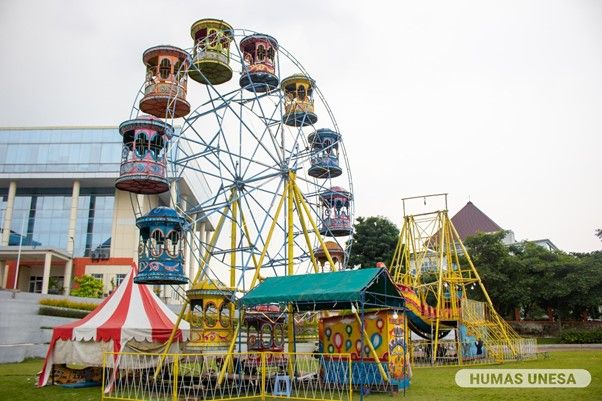 Wahana hiburan anak, bianglala menjadi salah satu yang menarik perhatian pengunjung Ramadan Carnival UNESA