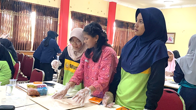 Siswa SMPN 16 Surabaya belajar mengolah limbah kertas menjadi peta yang bisa digunakan untuk media pembelajaran.