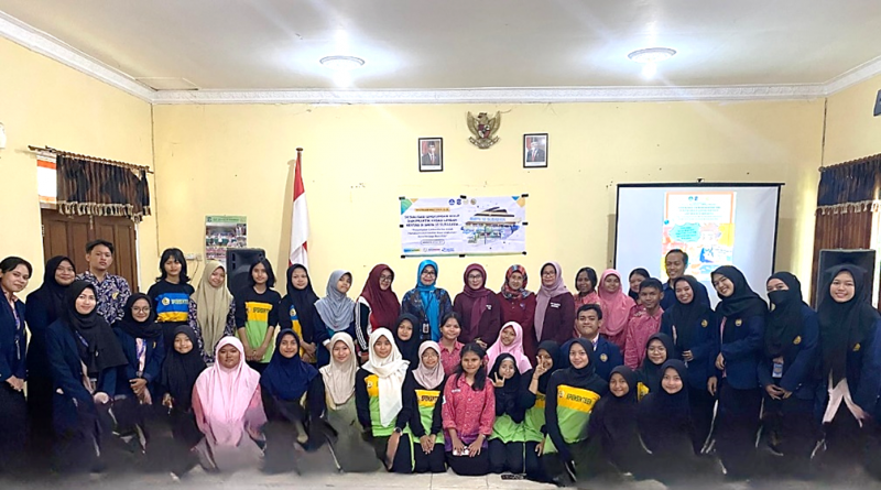 Pose bersama mahasiswa, guru, dan para siswa dalam kegaitan sosialisasi dan praktik kreasi limbah kertas.