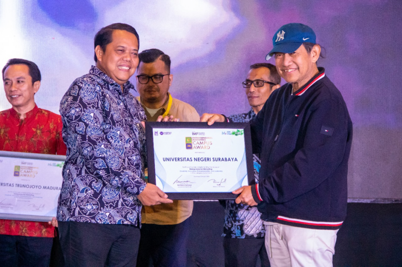 Wakil Rektor III UNESA menerima penghargaan dari MarkPlus Institute pada Indonesia Marketing Festival (IMF) di Surabaya.