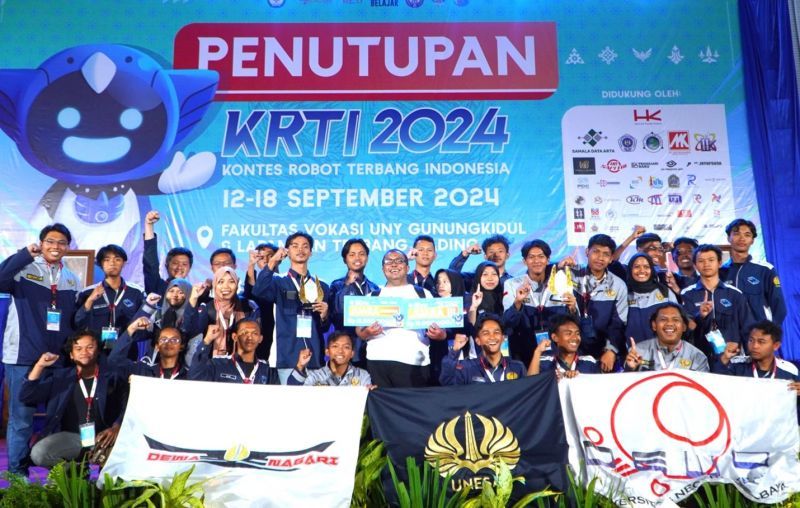 Tim Robotic UNESA menerima pengargaan pada sesi awarding KRTI 2024.