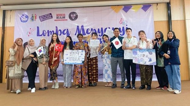 Tim BIPA UNESA dalam Lomba Menyanyi yang diselenggarakan Balai Bahasa Provinsi Jatim.