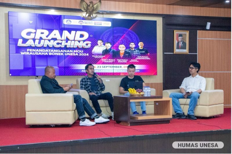 Para entrepreneur membagikan pengalaman mereka dalam memulai dan menjalankan bisnis di hadapan mahasiswa peserta program "BONEK".