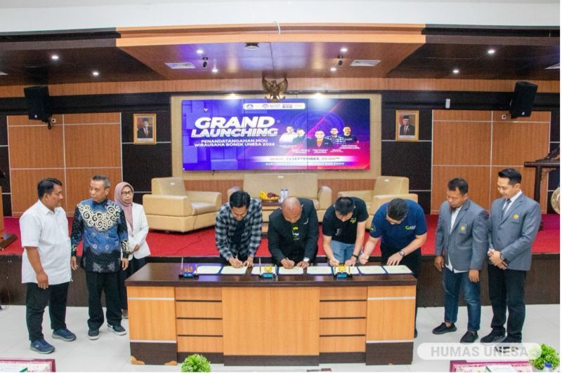 Penandatanganan MoU UNESA dengan mitra usaha dan industri memperkuat implementasi Program BONEK yang diikuti mahasiswa dalam dan luar UNESA.