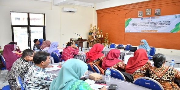 Sesi materi "Mendesain Pembelajaran Kimia Berbasis Proyek" bersama Ketua Tim PKM S-3 Pendidikan Sains UNESA