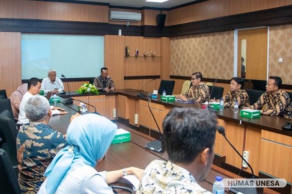 Ketua Senat Akademik Universitas (SAU) dan Wakil Rektor Bidang IV UNESA dan tim menyambut kunjungan tim Unindra.