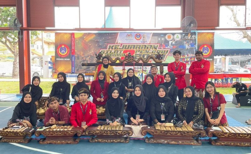 Mahasiswa Prodi S-1 Pend Bahasa dan Sastra Jawa UNESA mengajarkan mahasiswa Malaysia cara bermain gamelan.