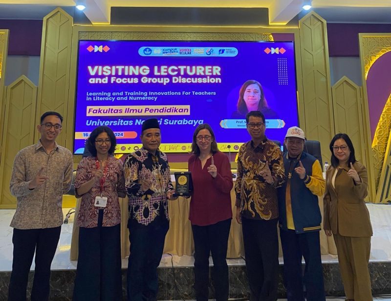 Michele Simons, profesor dari WSU (merah) bersama jajaran pimpinan FIP dan perwakilan OIA UNESA usai kuliah tamu yang dirangkaikan dengan focus group discussion tentang inovasi pembelajaran dan pelatihan guru bisa literasi dan numerasi.