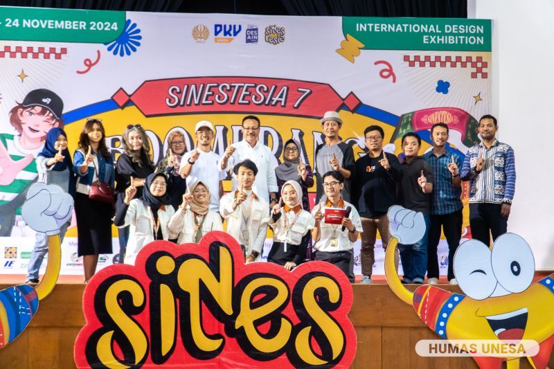 Sinestesia 7 dibuka Wakil Rektor IV UNESA dan dihadiri jajaran pimpinan FBS, PUI Seni Budaya, koorprodi dan dosen DKV UNESA.