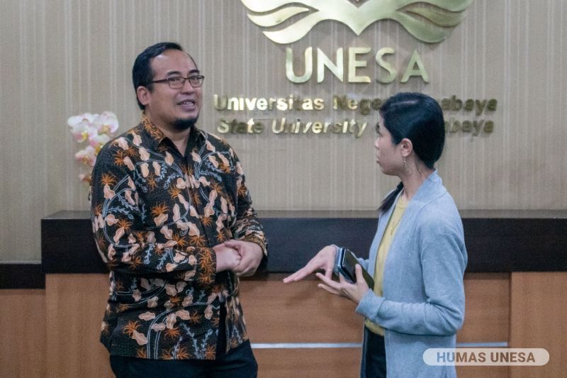 gambar wakil rektor 3 unesa dan Dr. Lee Sau Har