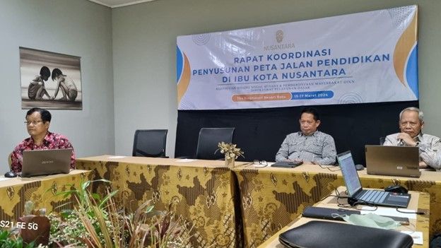 Pakar Pendidikan UNESA Prof. Dr. Muchlas Samani, M.Pd., (paling kanan) bersama Prof. Dr. Yuni Sri Rahayu, M.Si., dan Dr. Martadi, M.Sn., menjadi tim penyusun Peta Jalan Pendidikan IKN.