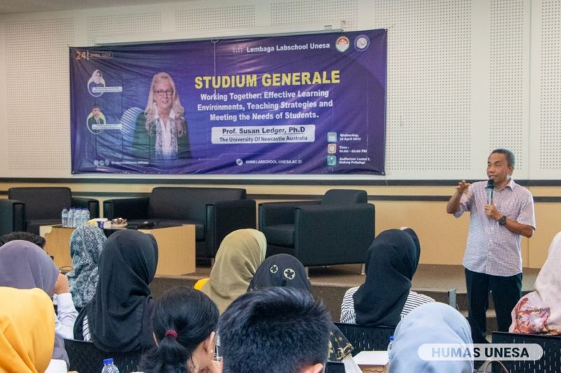 Prof Sujarwanto memberikan penguatan dan sambutan dalam Stadium Generale Labschool UNESA. 