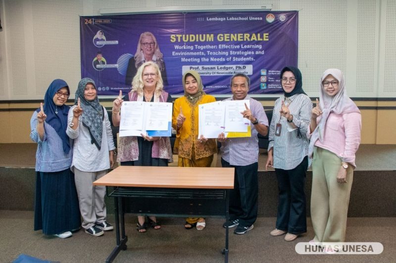 Didampingi Ketua Yayasan DWP UNESA Drs. Endah Purnomowati Nurhasan, M.Pd, Direktur Labschool UNESA Prof. Sujarwanto dan Prof Susan Ledger teken MoU kerja sama penguatan lembaga. 