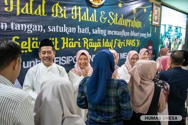 Suasana halalbihalal Fisipol: jajaran pimpinan dan keluarga besar Fisipol berjabat tangan saling memaafkan untuk fakultas yang lebih berprestasi dan maju. 