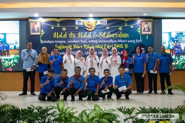 Pimpinan Fisipol salurkan dana bantuan pendidikan kepada 14 petugas cleaning service.