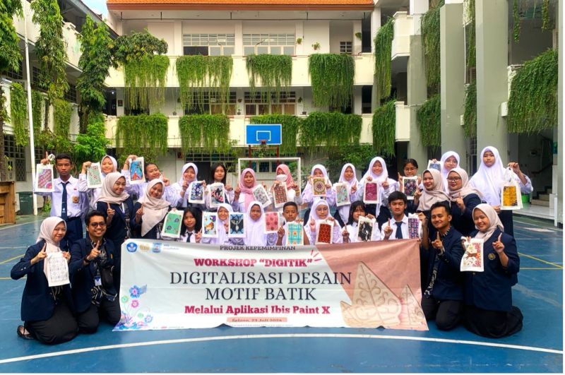 Siswa SMPN 1 Surabaya menunjukkan kreasi motit batik karya mereka usai pelatihan bersama tim mahasiswa PPG Prajabatan UNESA.