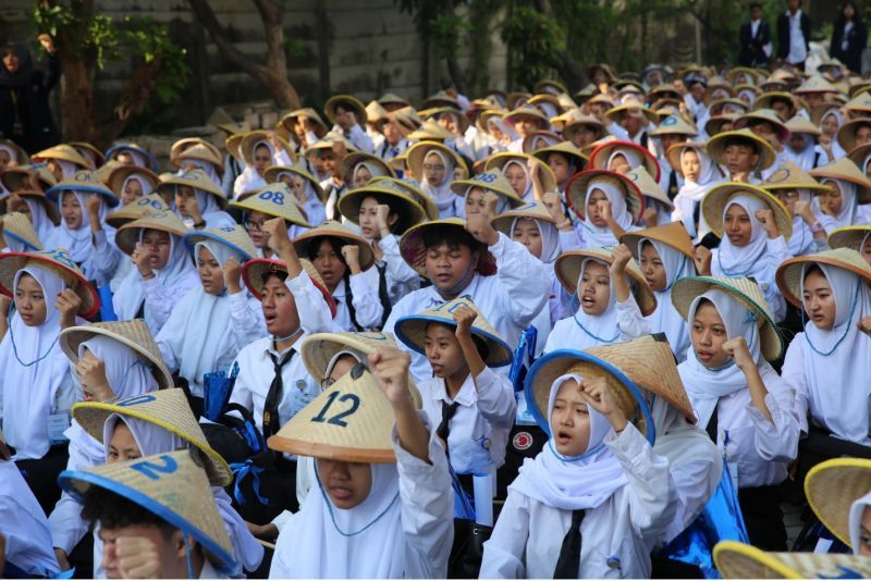 SEMANGAT: Mahasiswa baru Fisipol antusias mengikuti setiap prosesi PKKMB.