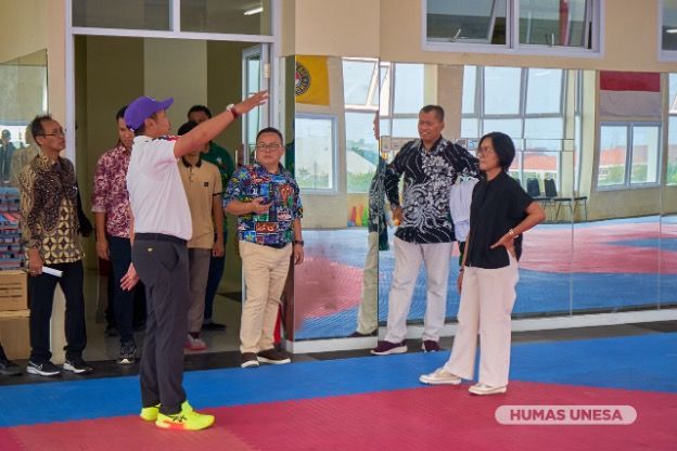 Pimpinan UKSW menjelajahi semua fasilitas olahraga yang ada di UNESA, mulai Laboratorium Antidoping, kolam renang, lapangan atletik, driving range (golf), arena berkuda, hingga pusat kebugaran.