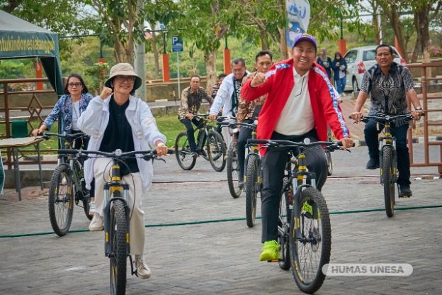 Pimpinan UKSW keliling kampus ‘Rumah Para Juara’ dengan bersepeda.