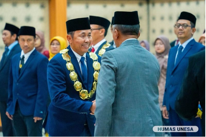 Rektor Unesa Cak Hasan memberikan selamat kepada Wakil Rektor Bidang IV yang baru, Dwi Cahyo Kartiko, dan kepada pejabat baru terkait yang dilantik.