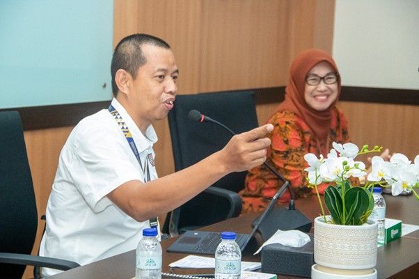 Direktur SDM Unesa memaparkan berbagai sistem dan skema tata kelola SDM di Unesa kepada tim Undip.