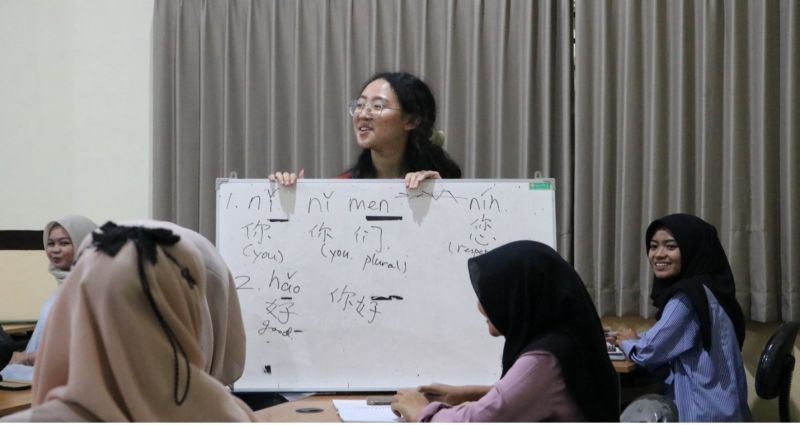 Suasana kelas interaktif bahasa Mandarin yang diajar langsung dosen penutur asli asal Tiongkok.