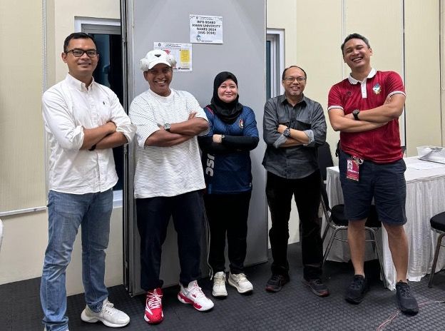 Rektor UNESA, Prof. Dr. Nurhasan, M.Kes., atau Cak Hasan (sepatu bineka) memantau persiapan opening ceremony AUG 2024 di International Basketball Arena UNESA Kampus 2 Lidah Wetan.