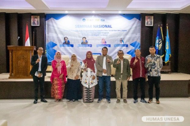 Pimpinan UNESA dan Fisipol bersama para narasumber seminar nasional.