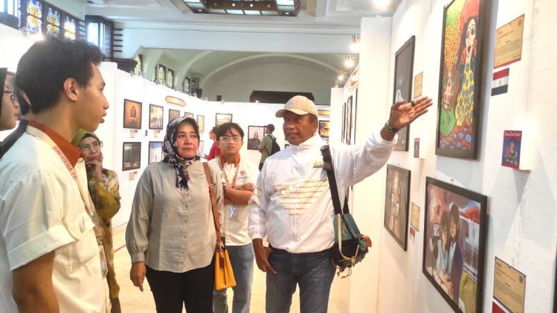 Rektor UNESA didampingi Dekan FBS dan Koorprodi S-1 DKV memberikan penguatan dan sejumlah pengarahan agar pameran internasional ke depan semakin masif, baik dari aspek partisipasi, branding, maupun lokasi.