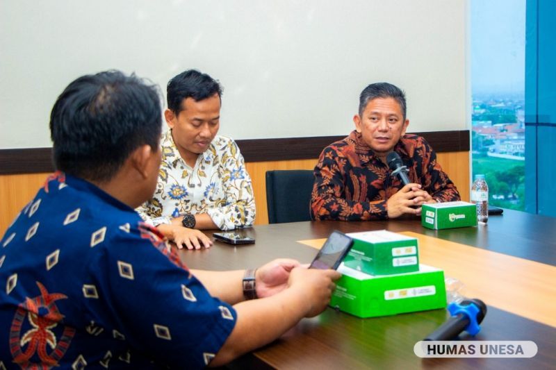 Atdikbud KBRI Beijing, Yudil Chatim memaparkan peluang kerja sama yang bisa dilakukan sejumlah fakultas atau prodi yang ada di Unesa.