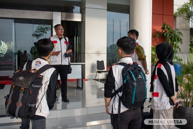 Tim Relawan SMCC melakukan breafing sebelum berangkat ke lokasi yang terdampak gempa yaitu Bawean, Gresik