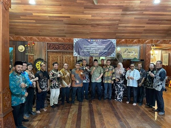 Pimpinan KJRI Johor Bahru Malaysia, Atdikbud KBRI Malaysia, Fakultas Bahasa dan Seni (FBS), delegasi Kemendikbudristek, dan delegasi lembaga terkait dalam cara peluncuran program pelatihan bahasa dan budaya Jawa di Malaysia. 