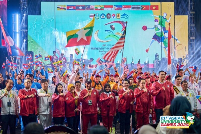 Kemeriahan opening ceremony ASEAN University Games (AUG) XXI 2024 di Universitas Negeri Surabaya (UNESA).