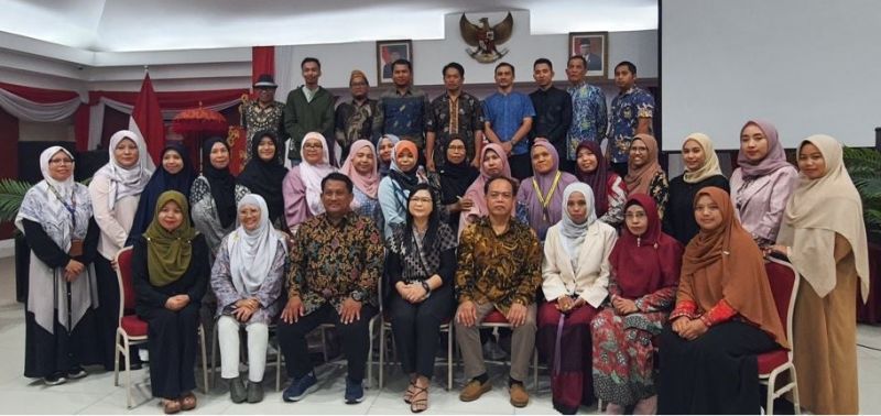 Dokumentasi kebersamaan tim PKM S-3 Pendidikan Sains UNESA bersama jajaran KBRI dan SIKL usai pelatihan.