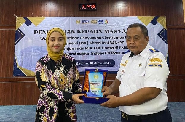 Serah terima cinderamata antara tim GPM FIP UNESA dan tim Politeknik Perkeretaapian Indonesia (PPI) Madiun.