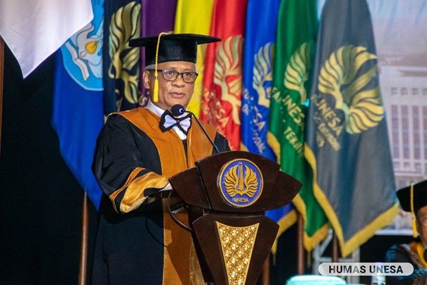 Prof. Dr. Bachtiar Syaiful Bachri, M.Pd., guru besar pengembangan kurikulum Universitas Negeri Surabaya (UNESA) memberikan orasi ilmiah tentang ‘Arah dan Tantangan Pengembangan Kurikulum Era Post-Modern.”