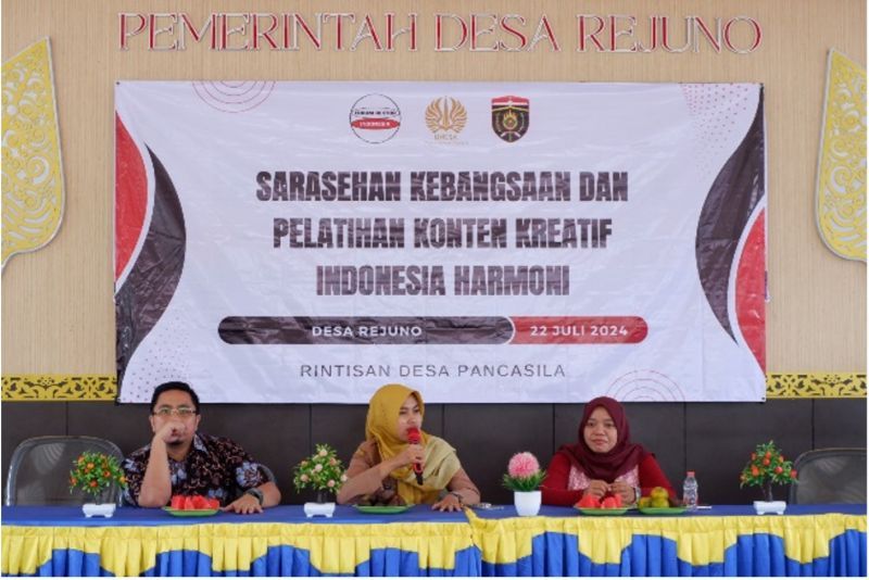 Perwakilan pemerintah Desa Rejuno (tengah) bersama pemateri sarasehan kebangsaan dan pelatihan; Iman Pasu Purba (kiri), dan Putri Aisyiyah Rachma Dewi (kanan).