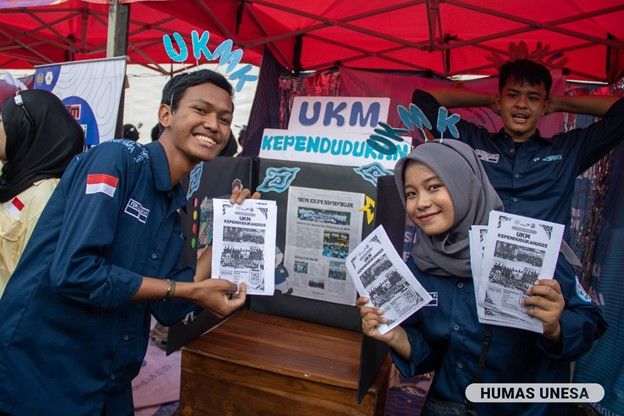 UKM Kependudukan memamerkan program unggulan mereka kepada mahasiswa baru.