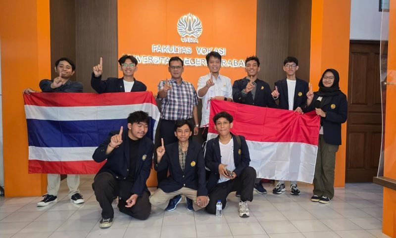 Pimpinan Vokasi bersama mahasiswanya yang belajar dalam program pertukaran mahasiswa di Thailand.