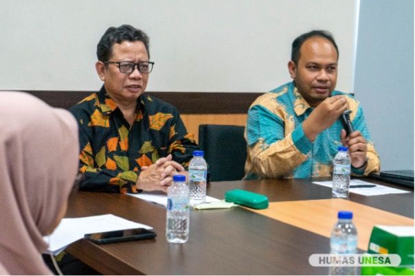 Slamet Setiawan, Direktur Teknologi Informasi, Komunikasi, dan Kerja Sama Unesa (kiri), dan Azman Muammar, Kasubdiv Kerja Sama LPDP (kanan) dalam pertemuan bertajuk sosialisasi dan inisiasi kerja sama di Rektorat Unesa.