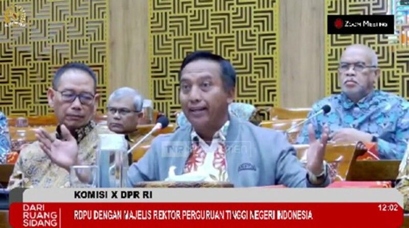 Kepada Komisi X DPR-RI, Rektor Unesa, Cak Hasan menyampaikan beberapa masukan penting menyikapi kebijakan pemerintah dan pengaruhnya terhadap perguruan tinggi secara umum, negeri maupun swasta.