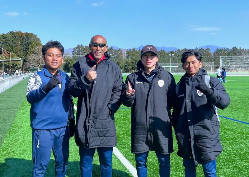 Mahasiswa Unesa, Mohammad Teuku Raya Adriano, dan Ayub Baharuddin bersama Coach Satoru Mochizuki, Pelatih Timnas Sepak Bola Putri atau Wanita Indonesia.