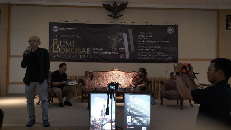 Forum diskusi dan peluncuran novel â��Bumi Lorosaeâ�� yang dihadiri peserta dari berbagai kalangan.