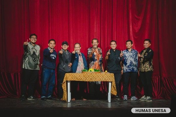 Dosen Pend Sendtratasik hadiri pementasan mahasiswa dan memotong tumpeng sebagai wujud kesyukuran dan kebersamaan.