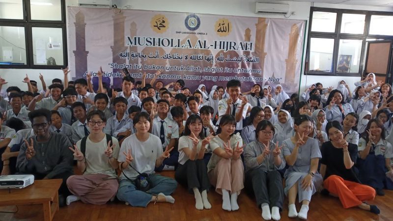 Keseruan Mahasiswa Internasional Program BIPA mengajar dan bermain game bersama siswa Labschool UNESA Lidah Wetan.