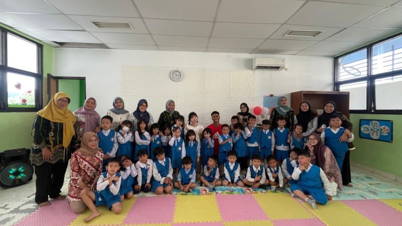 Siswa TK Labschool UNESA pun berkesempatan belajar dan bermain bersama mahasiswa BIPA.